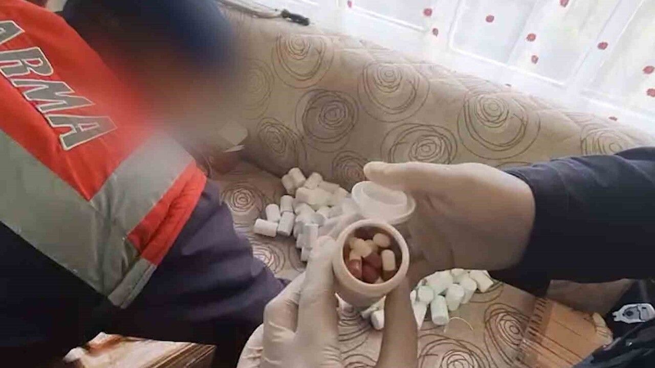 Kırıkkale'de jandarmanın operasyonunda 8 bin 252 sentetik ecza hapı ele geçirildi