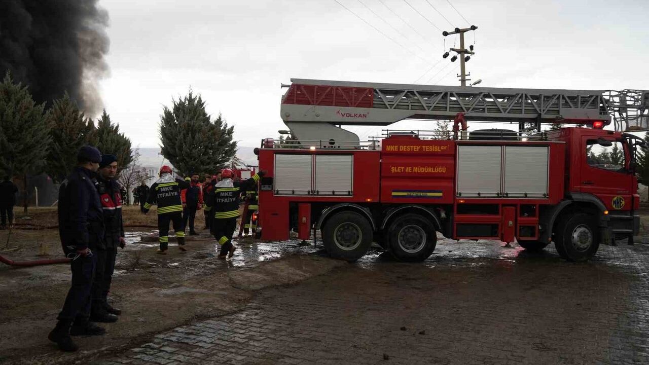 Kırıkkale'de kimya fabrikası yangını kontrol altına alındı, söndürme ve soğutma çalışmaları sürüyor