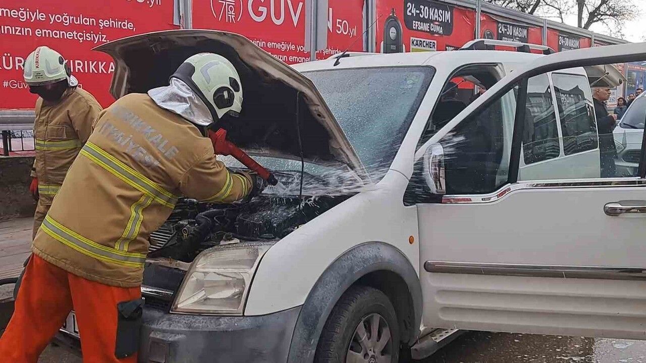 Kırıkkale'de Millet Bulvarı'nda motor yangını söndürüldü