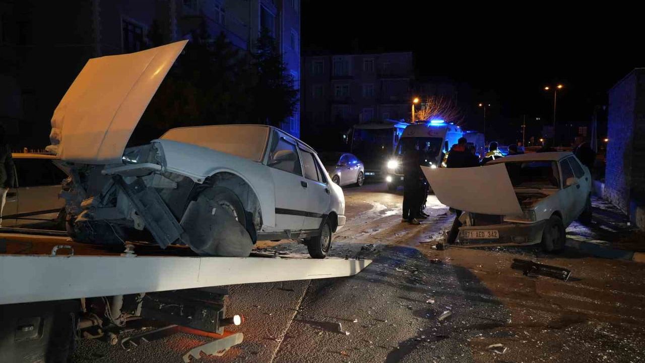 Kırıkkale'de Sakarya Caddesi'nde iki Tofaş'ın kafa kafaya çarpışması: 3 yaralı