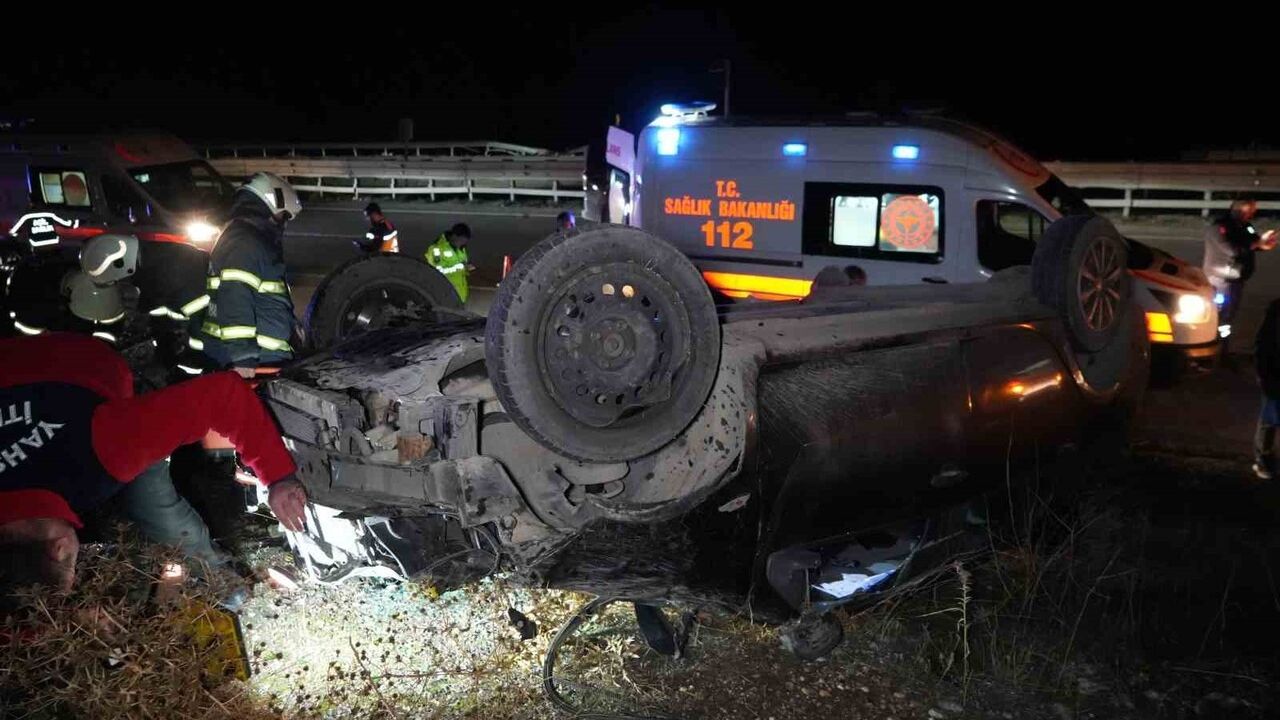 Kırıkkale'de virajı dönerken takla atan otomobil hurdaya döndü; aynı aileden 3 kişi yaralandı