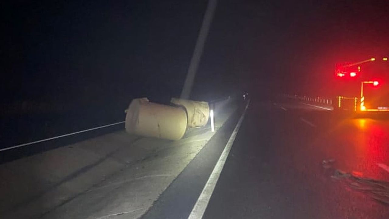 Kırıkkale'de yaban domuzu nedeniyle devrilen tırın dorsesindeki demir plaka başka tıra çarptı