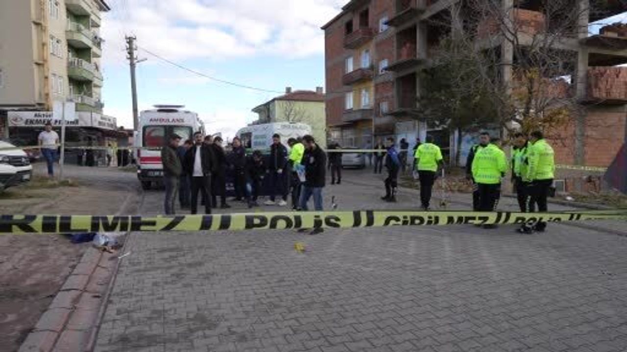 Kırıkkale’de yolun karşısına geçmek isteyen kadın kamyon çarpması sonucu hayatını kaybetti