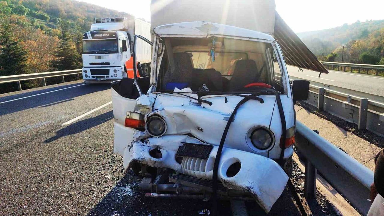 Kırkağaç’ta D-565 Karayolu’nda kamyonet ile tır çarpıştı: 1 yaralı