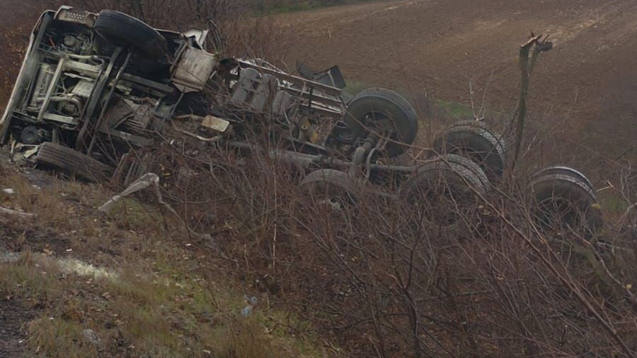 Kırklareli’de Vize-Soğucak yolunda petrol tankeri devrildi, mazot yola aktı