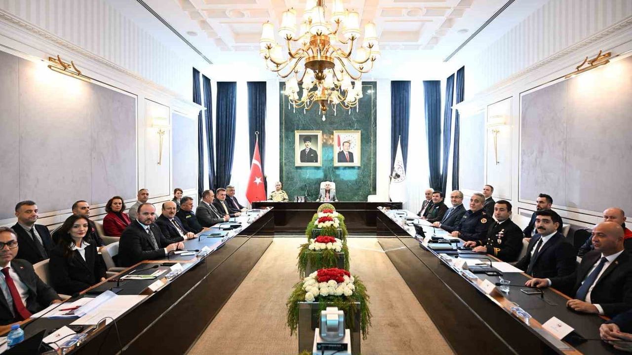 Kırklareli'de yılbaşı güvenlik tedbirleri Vali Uğur Turan başkanlığında değerlendirildi