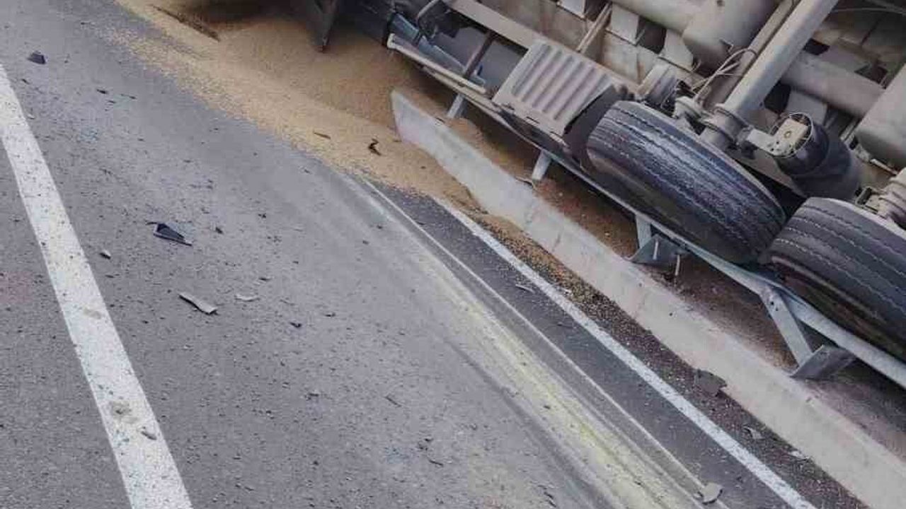 Kırklareli'nde yem yüklü tır köprüde devrildi