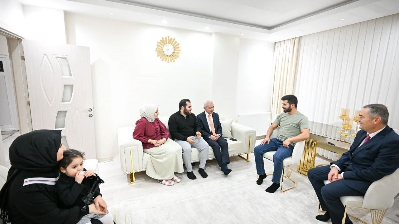 Kırklareli Valisi Uğur Turan, Evlenecek Gençlerin Desteklenmesi Projesi kapsamındaki çiftleri evinde ziyaret etti