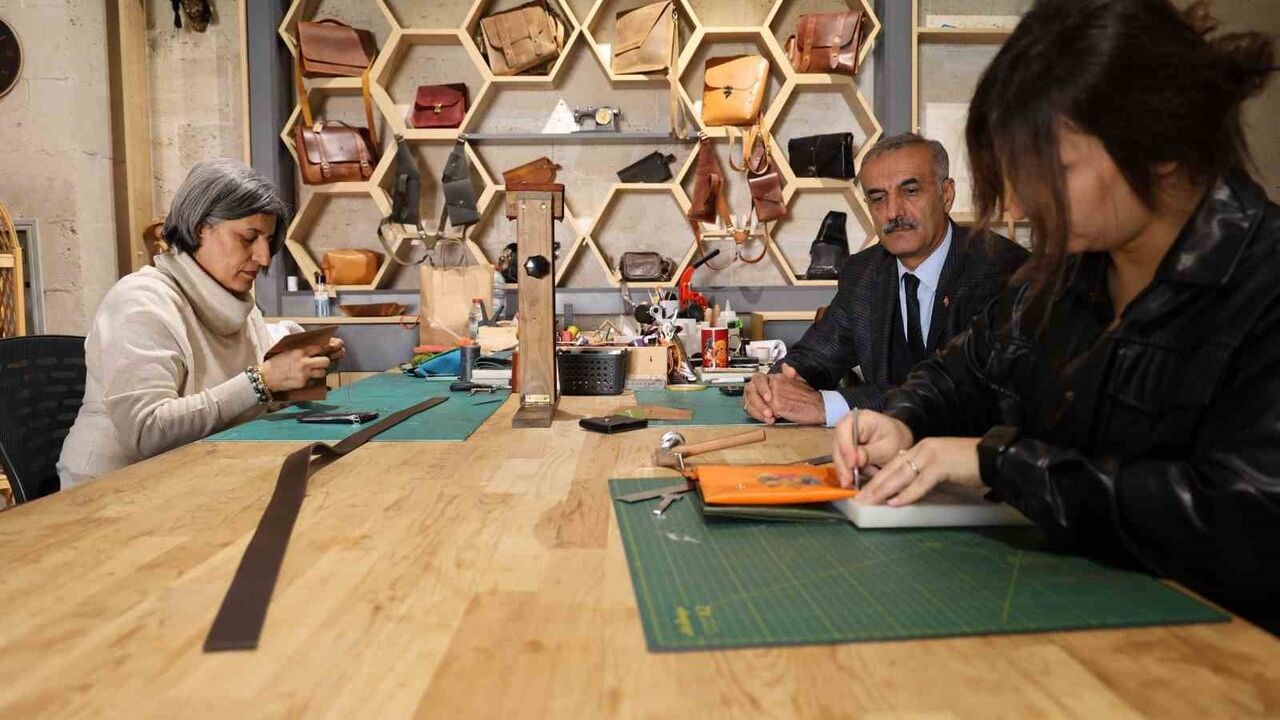 Kırşehir'de Ahi Evran geleneği: Deri işlemeciliği Zanaatkarlar Çarşısı'nda modern tasarımla canlanıyor