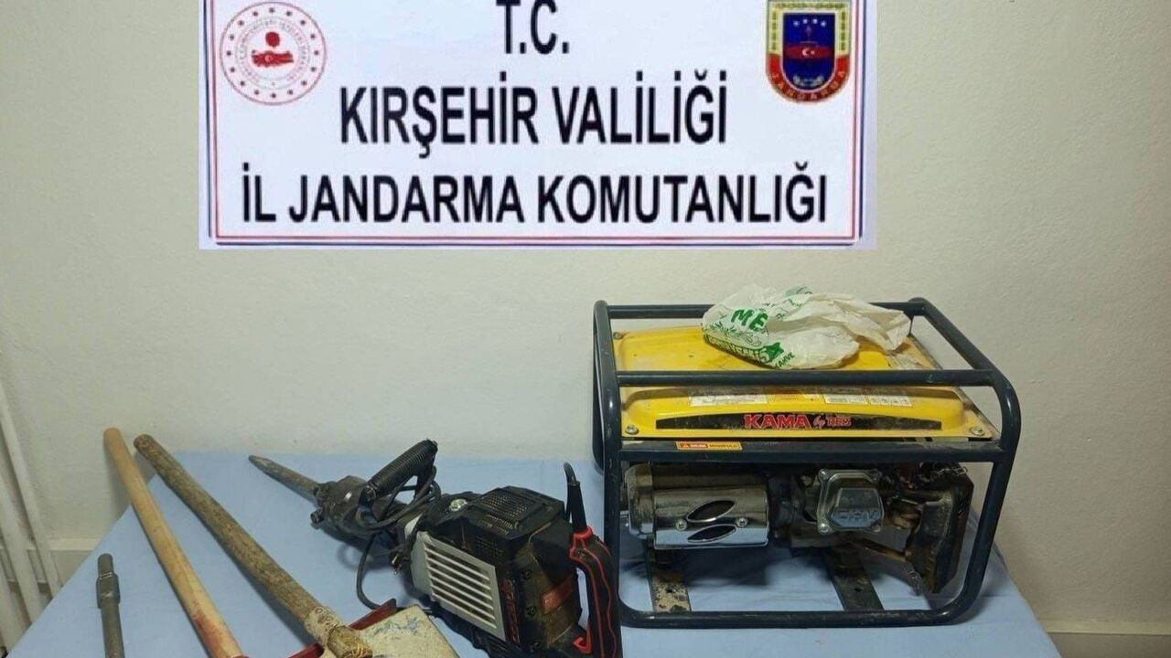 Kırşehir'de izinsiz kaçak kazı: 3 şüpheli suçüstü yakalandı