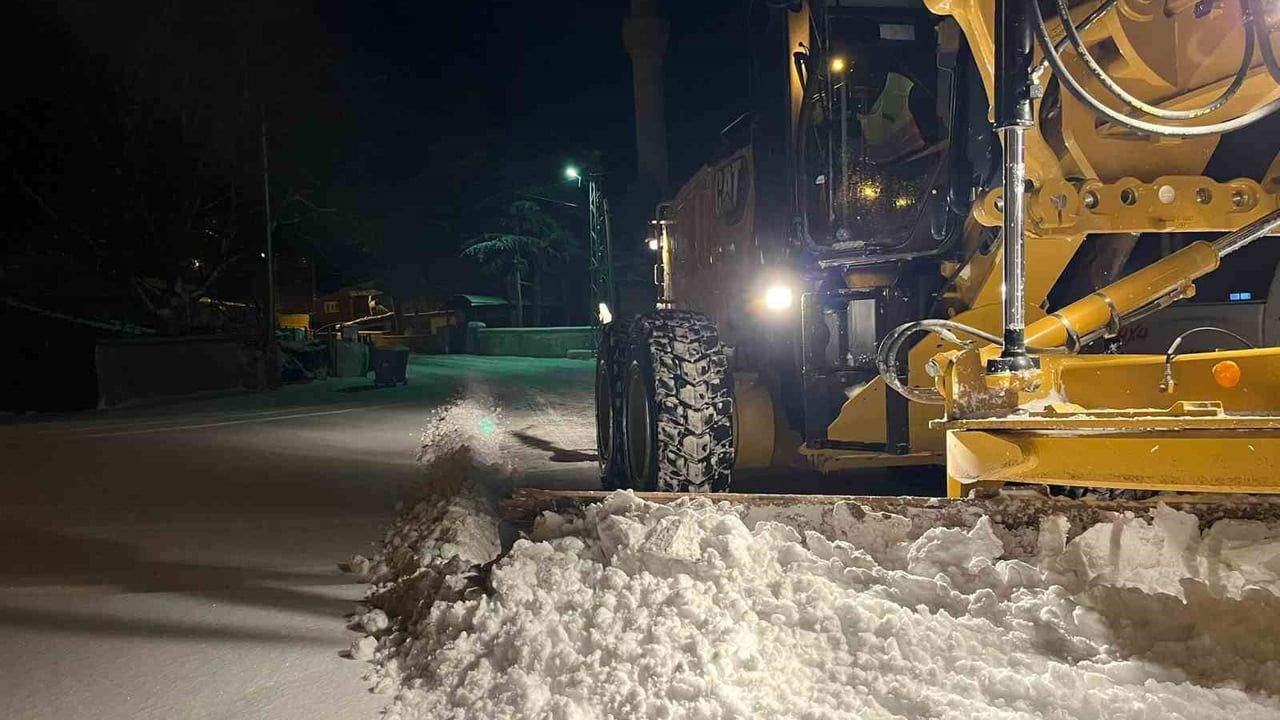 Kırşehir'de karla mücadele sürüyor: İl genelinde kapalı ilçe ve köy yolu yok
