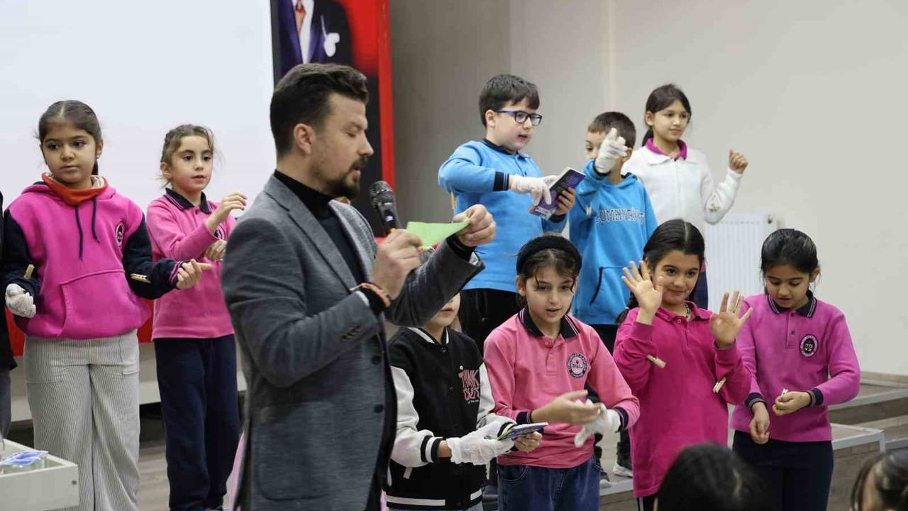 Kırşehir’de mezun öğretmen Mehmet Gönen, Cumhuriyet İlköğretim Okulu’nda teknoloji bağımlılığını oyunla anlattı