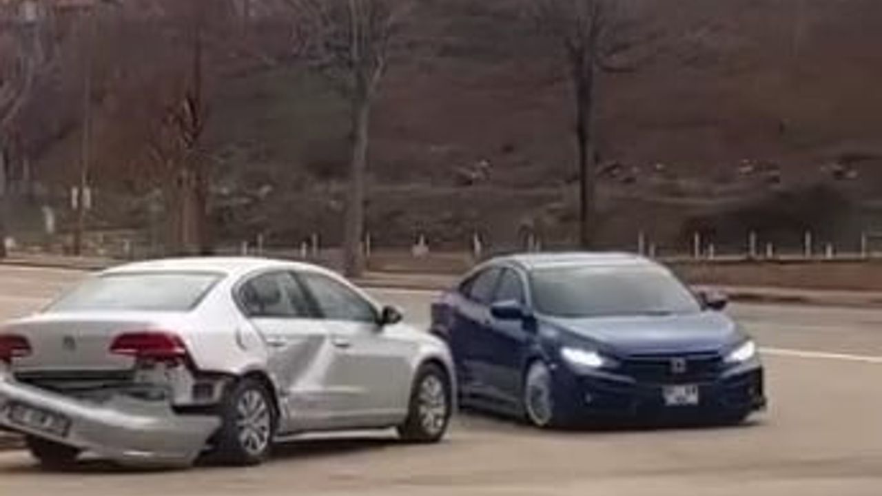 Kırşehir'de Ortaköy yolu üzerindeki çarpışma güvenlik kamerasına yansıdı