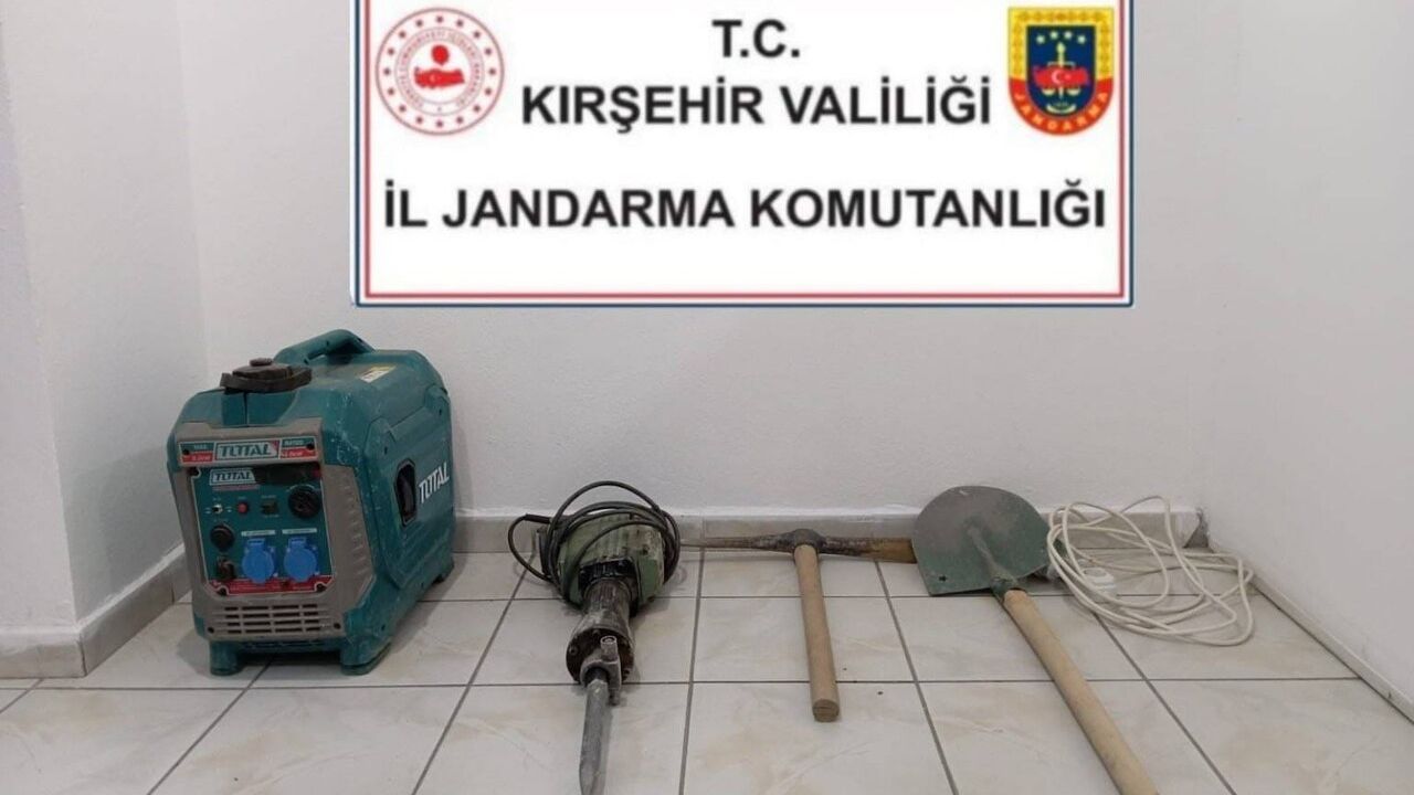 Kırşehir'de Özbağ kırsalında izinsiz kazı yapan şüpheli suçüstü yakalandı