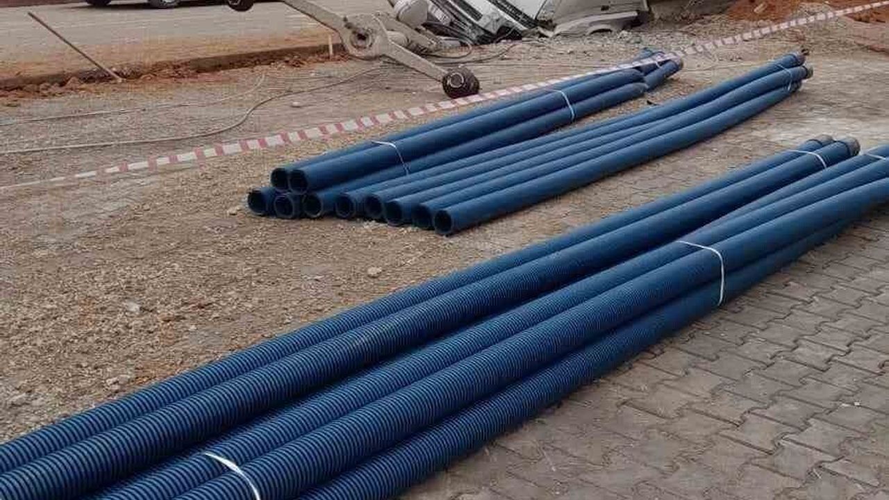 Kırşehir'de park halindeki kamyon el freni çekilmeden hareket ederek çukura düştü