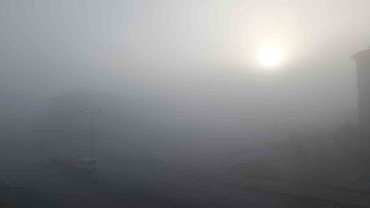 Kırşehir'de Sabah Sis Görüşü 10 Metreye Düşürdü, Emniyet Tedbirleri Alındı