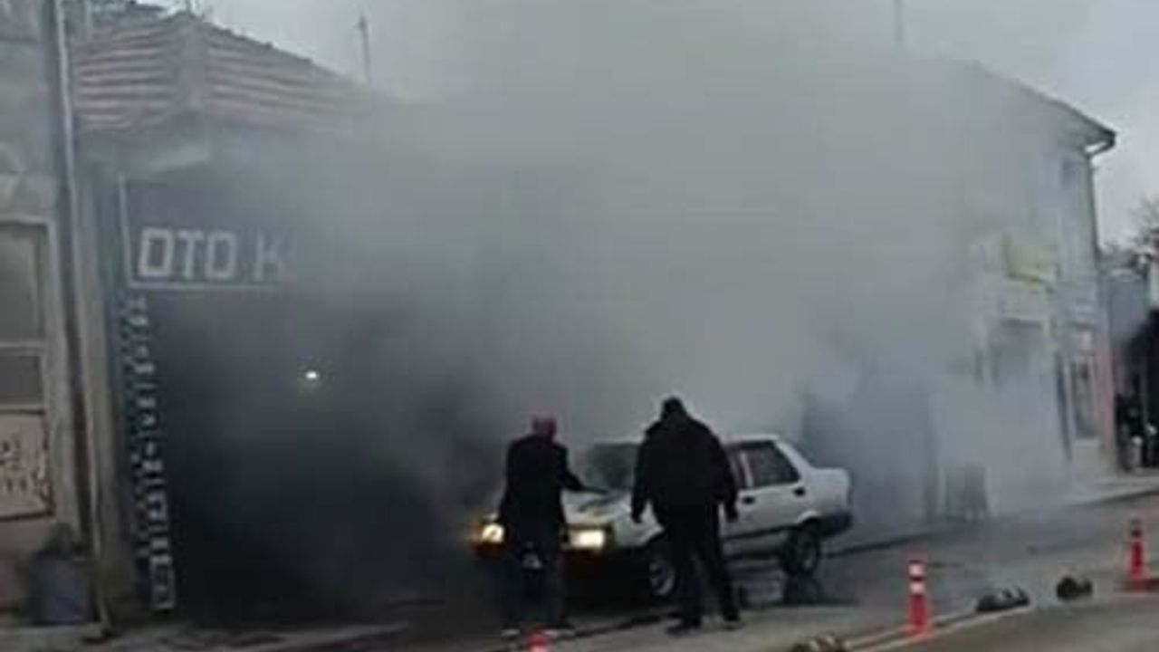 Kırşehir'de Seyir Halindeki Otomobil Esnafın Müdahalesiyle Büyümeden Söndürüldü