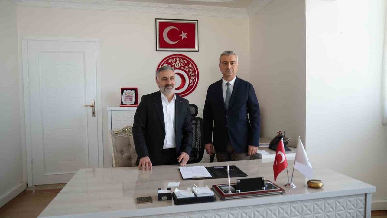 Kızılay Muş İl Başkanlığı'nda görev teslimi: Gülbey Gümüştekin atandı