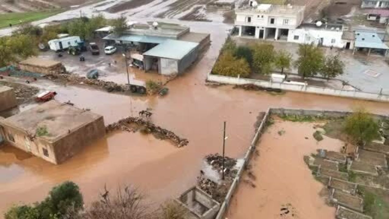 Kızıltepe’de sağanak sonrası Demet Mahallesi sular altında kaldı
