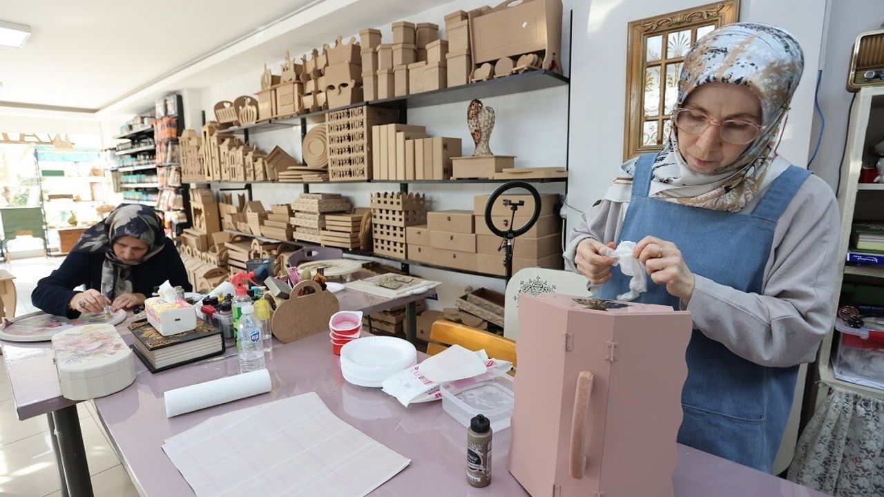 KO-MEK mezunu üç kadın girişimci 'Nadide Hobi' atölyesini açtı: Kursiyerlere satış ve malzeme desteği