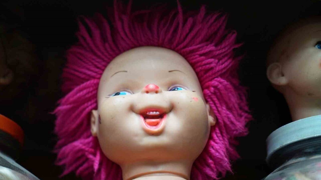 Kocaeli'de 5 bin parçalık oyuncak bebek kafası koleksiyonu antikacıda sergileniyor