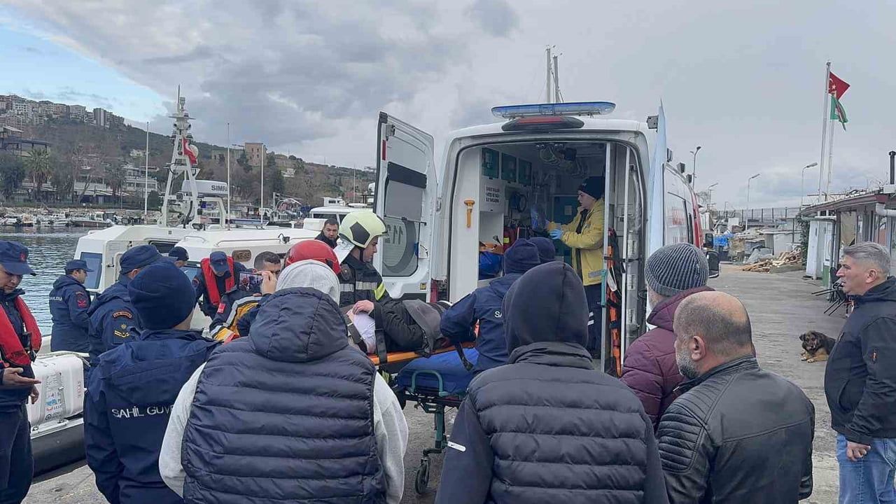 Kocaeli'de Atabay Sahili'nde denizde çırpınan kişi sahil güvenlik tarafından kurtarıldı