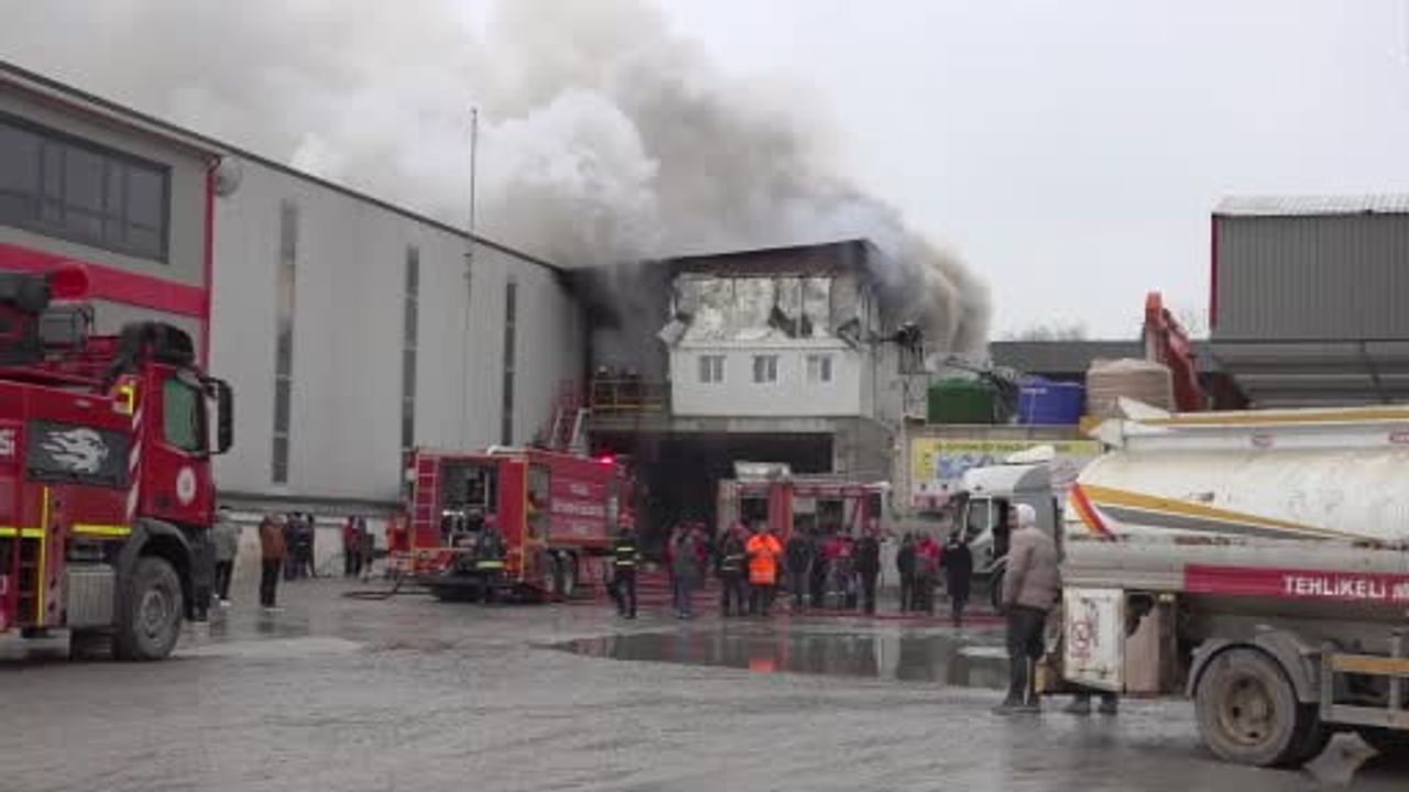 Kocaeli’de beton fabrikasının çatısında yangın: 2 işçi dumandan etkilendi