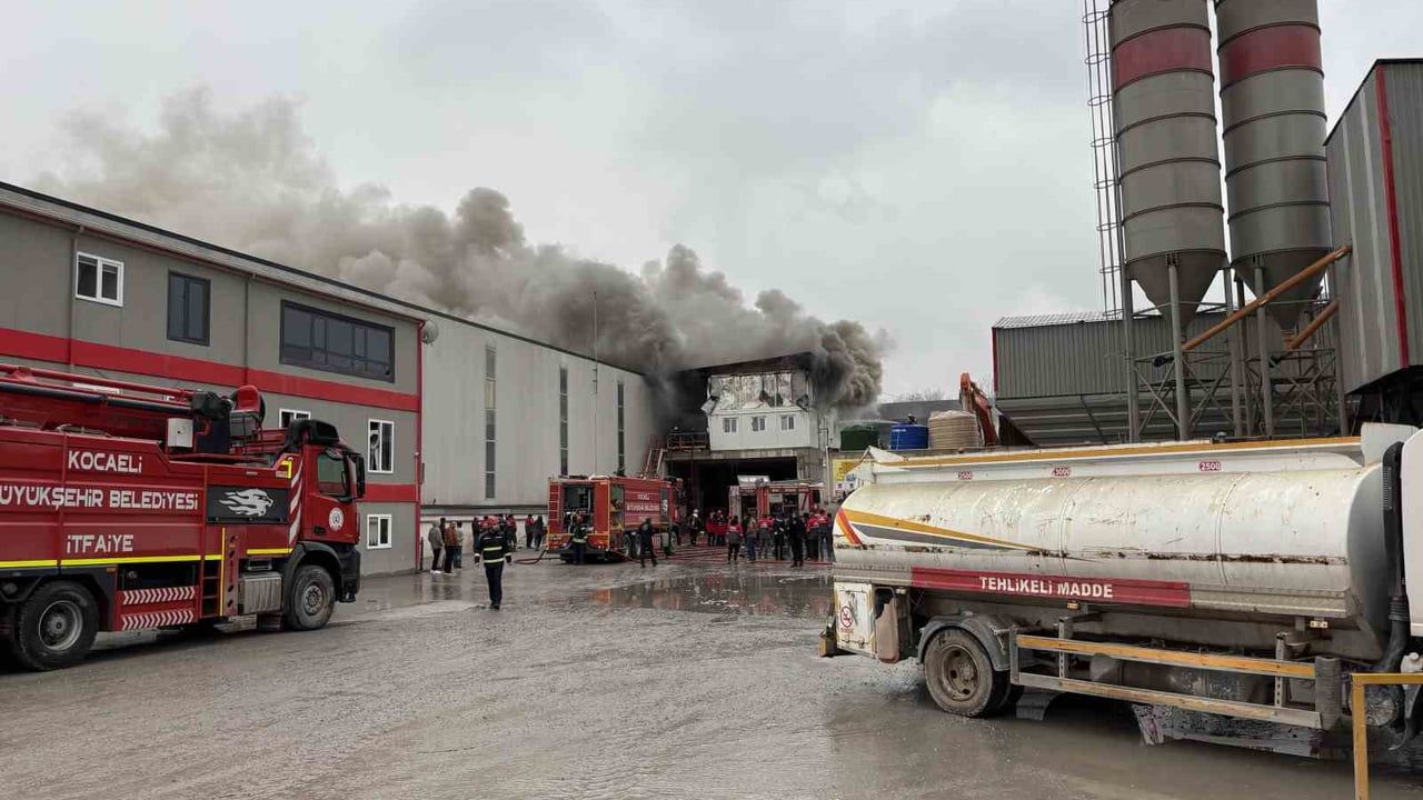 Kocaeli'de beton fabrikasının çatısında yangın: 2 işçi dumandan etkilendi