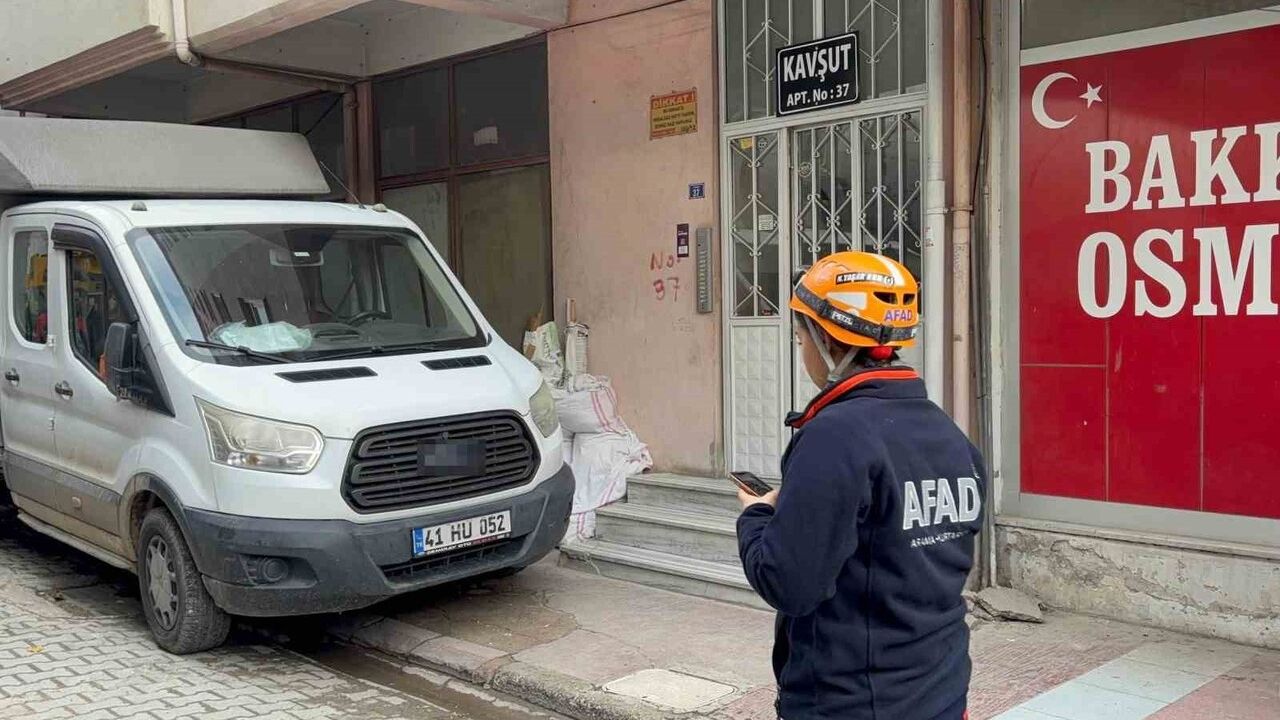 Kocaeli'de inşaat çalışması 1. kattaki dairenin yatak odasının duvarını yıktı, oda betonla doldu