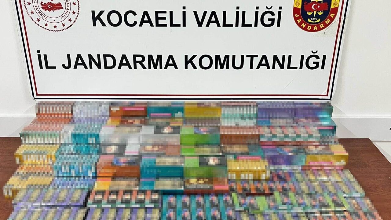Kocaeli’de jandarma operasyonunda 9 ruhsatsız tabanca, 100 termos ve 2 bin 80 paket ısıtılmış e-sigara tütünü ele geçirildi