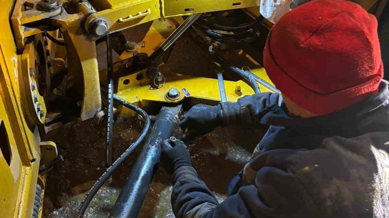 Kocaeli’de karla mücadele sürüyor: Belediye ekipleri ulaşım için aralıksız çalışıyor