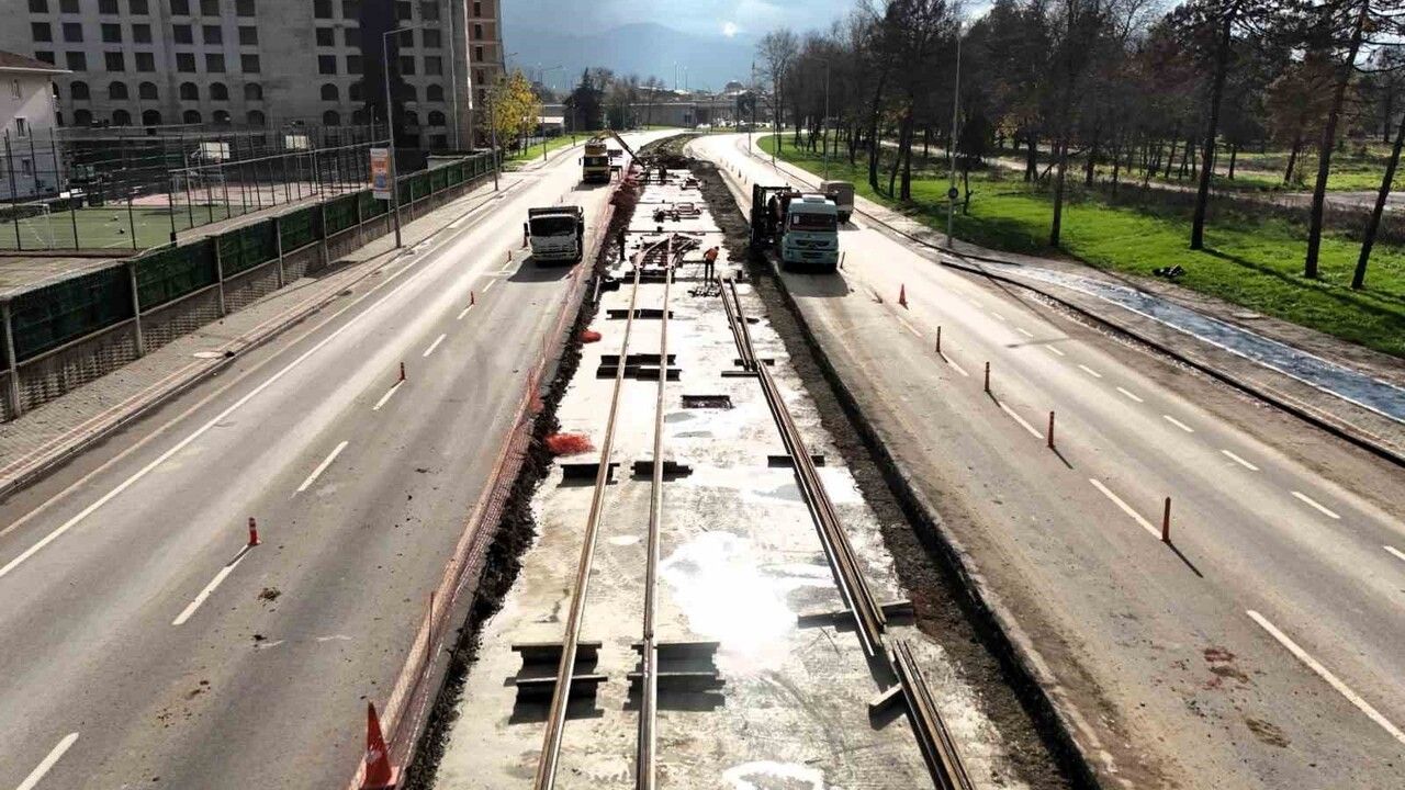 Kocaeli'de Kartepe tramvay hattında ilk raylar Vatan Caddesi'nde döşendi