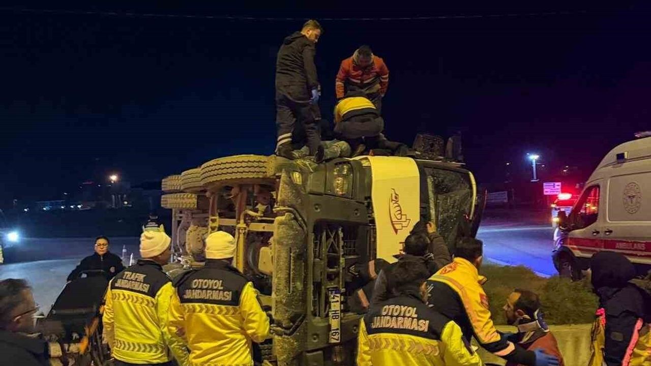 Kocaeli'de Kuzey Marmara Otoyolu Sevindikli Gişeleri girişinde beton mikseri devrildi: 2 yaralı