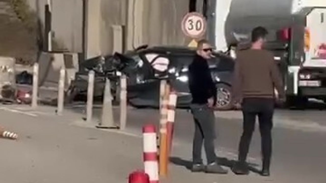 Kocaeli'de TEM gişelerine çarpan otomobil kullanılamaz hale geldi: 2 ağır yaralı