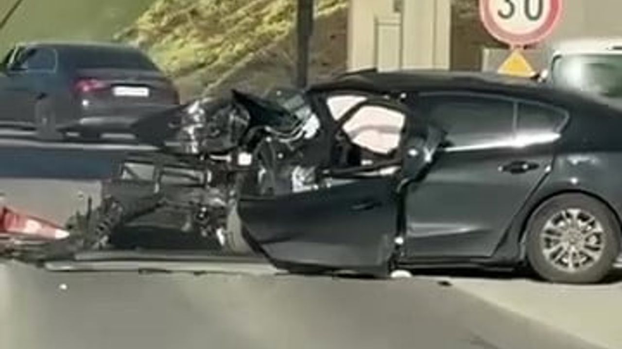 Kocaeli'de TEM Otoyolu gişelerine çarpan otomobilde ağır yaralanan anne ve oğlu yaşamını yitirdi