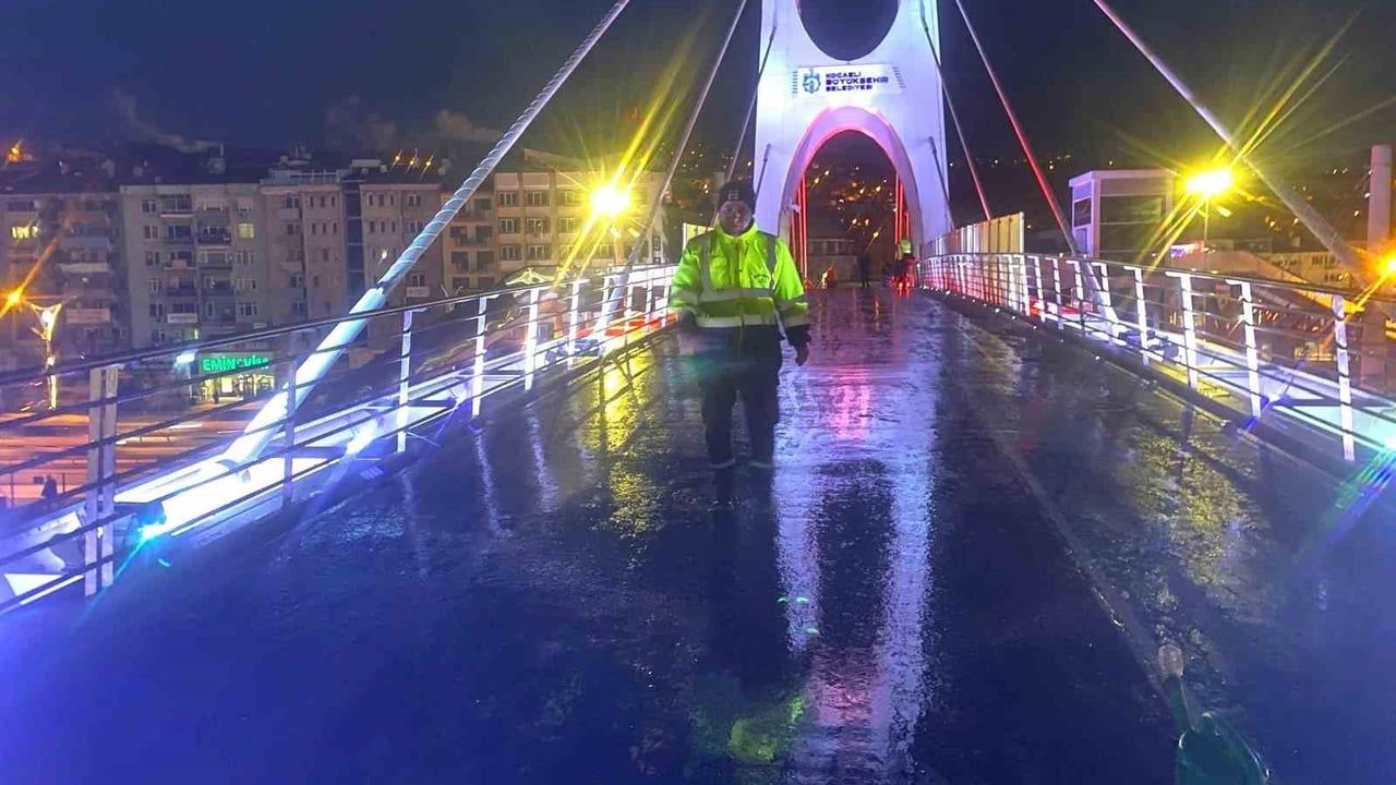 Kocaeli'de üst geçitlerde buzlanmaya karşı su bazlı özel solüsyon uygulanıyor