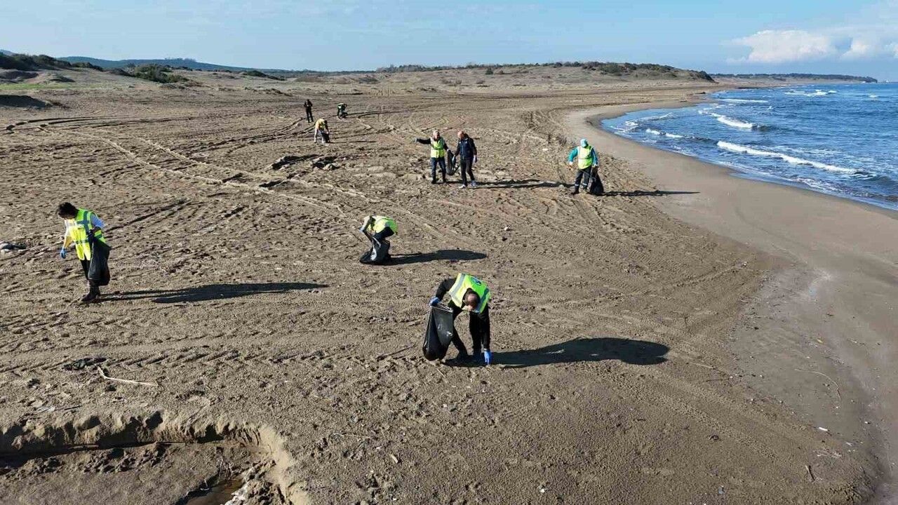 Kocaeli’de Uzunkum Lahana Koyu’nda 2025 üçüncü dönem deniz çöpleri izleme çalışması