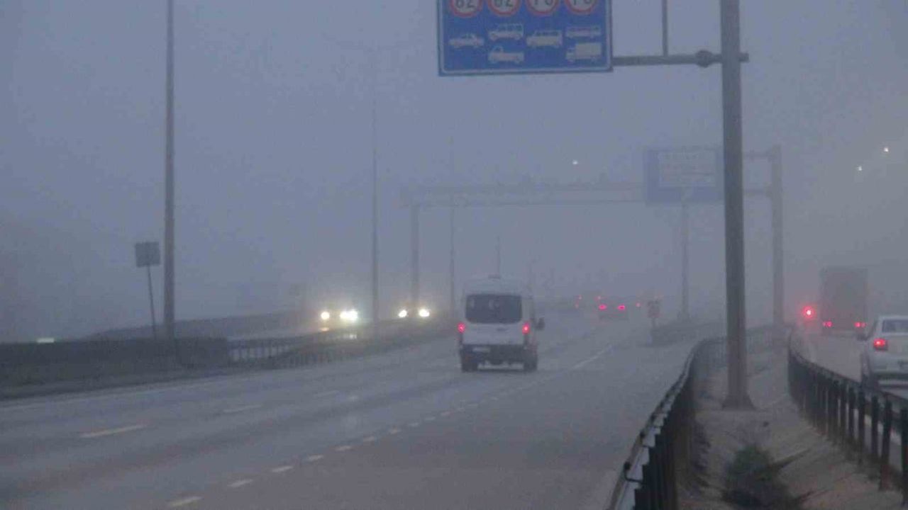 Kocaeli’de Yoğun Sis Ulaşımı Aksattı: Görüş Mesafesi 75 Metreye Düştü