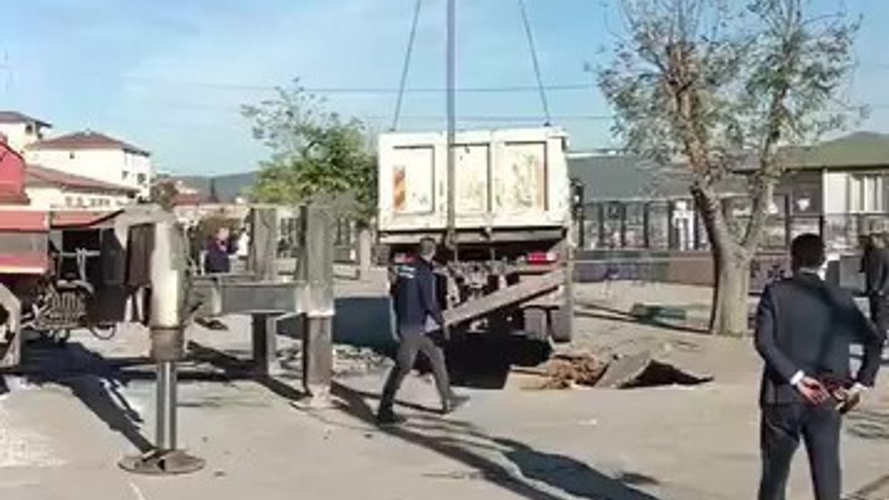 Kocaeli Dilovası'nda okul bahçesinde çökme: Kamyon vinçle çıkarıldı