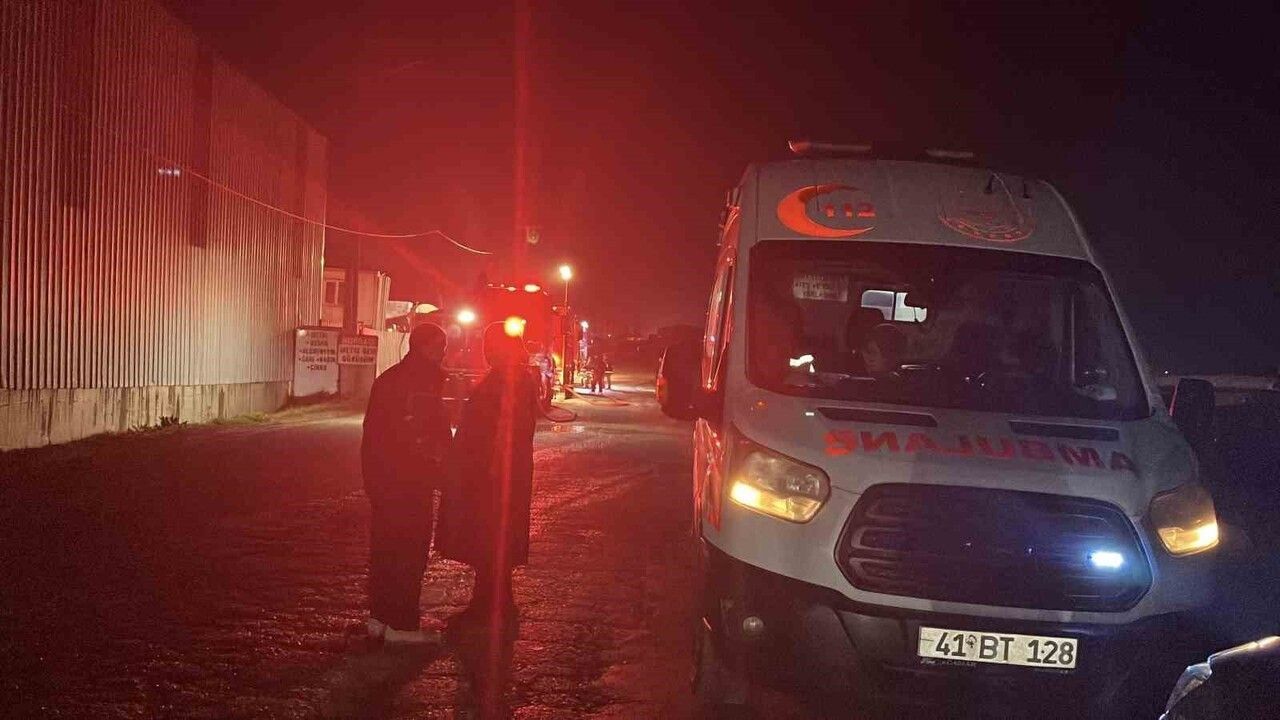Kocaeli Gebze'de geri dönüşüm deposunda yangın: 1 işçi hafif yaralandı