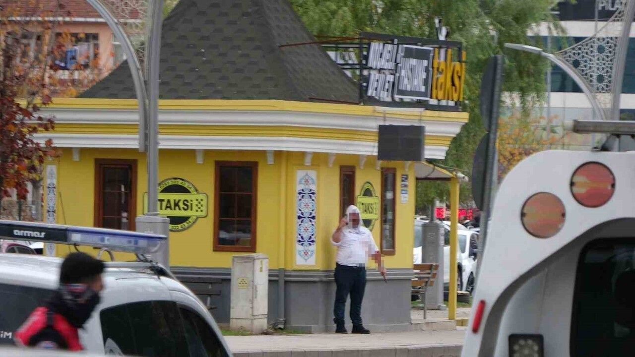 Kocaeli İzmit'te taksi durağındaki silahlı şüpheli özel harekat tarafından etkisiz hale getirildi