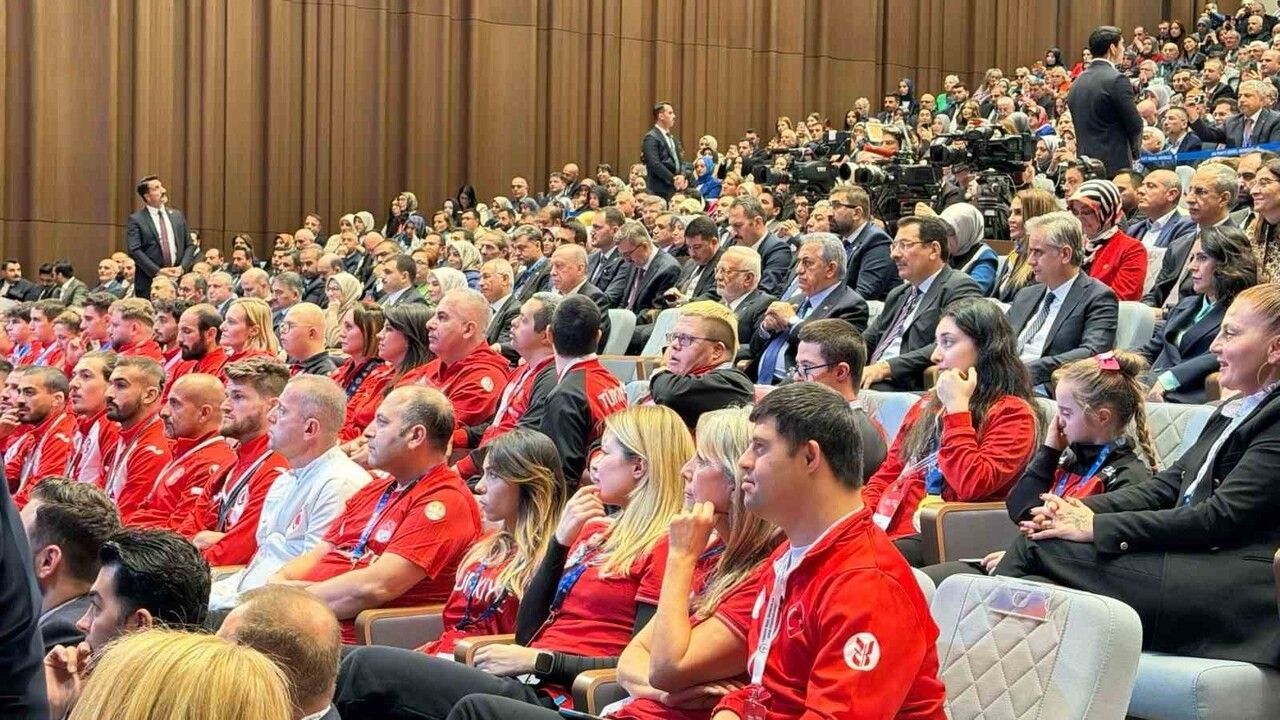 Kocaeli'nin 'Gonca Efeleri' Ankara'da Cumhurbaşkanı Erdoğan'ın Önünde Zeybek Sergiledi