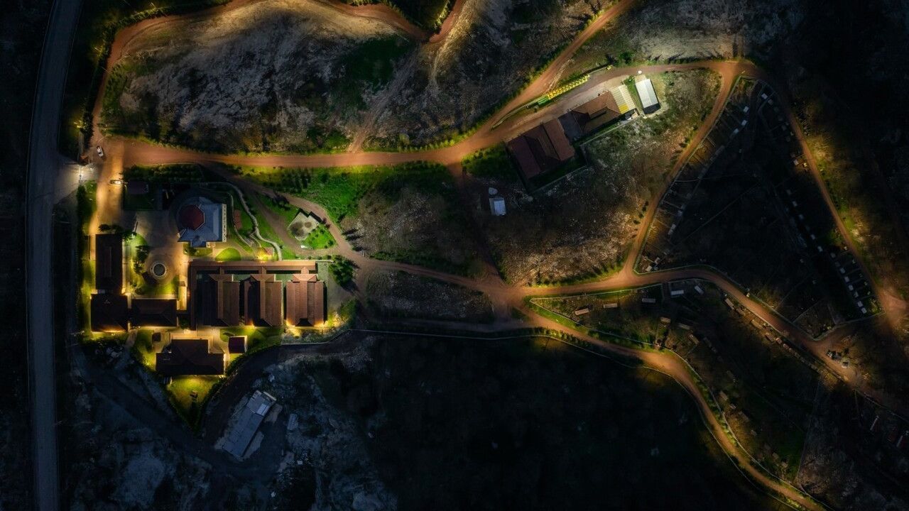 Kocaeli'nin sosyal donatı alanları gece aydınlatmalarıyla kentin siluetini zenginleştiriyor