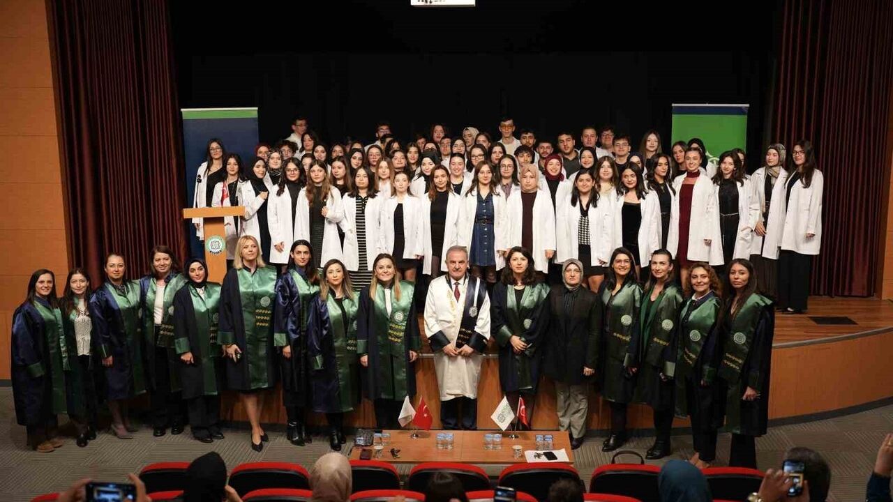 Kocaeli Sağlık ve Teknoloji Üniversitesi'nde Beyaz Önlük Giyme Töreni: Sağlık Bilimleri Fakültesi Öğrencileri Mesleğe İlk Adımı Attı