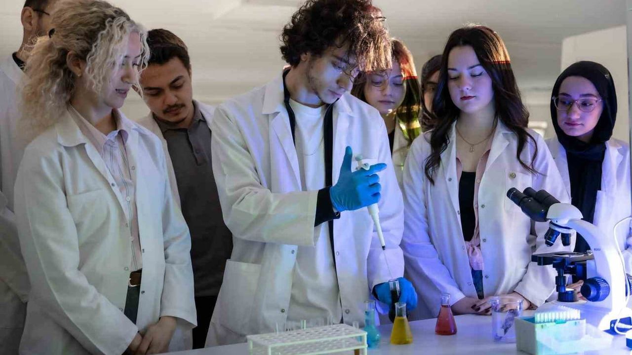 Kocaeli Sağlık ve Teknoloji Üniversitesi, YÖK 2025 İzleme Raporunda İlk 20’ye Girdi