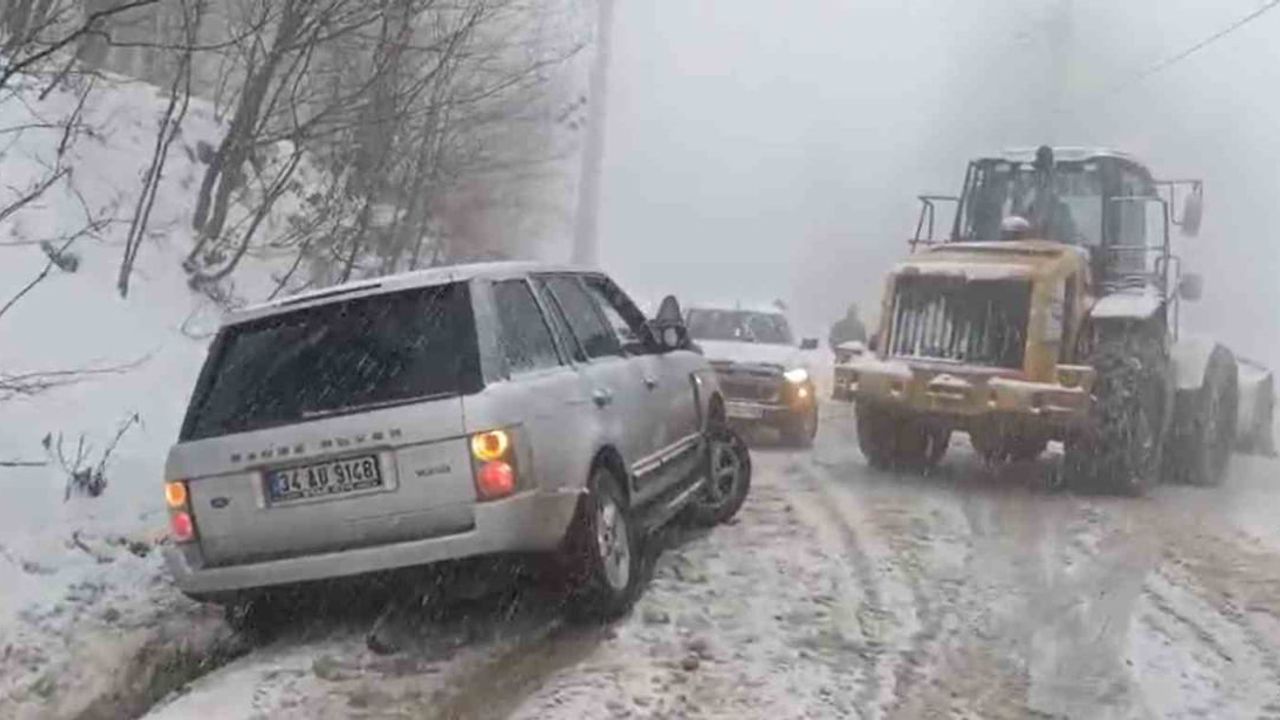 Kocaeli yüksek kesimlerinde yoğun kar: Ekipler yolları açık tutmak için çalışıyor