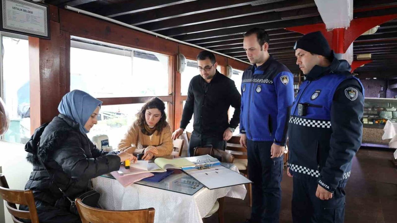 Kocaeli Zabıtası İzmit Marina'da Balıkçı Teknelerine Yılbaşı Öncesi Hijyen ve Ruhsat Denetimi