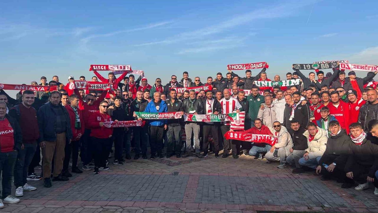 Kocaelispor-Antalyaspor maçı öncesi İzmit'te misafirperverlik: 'Bizdensin kardeşim'