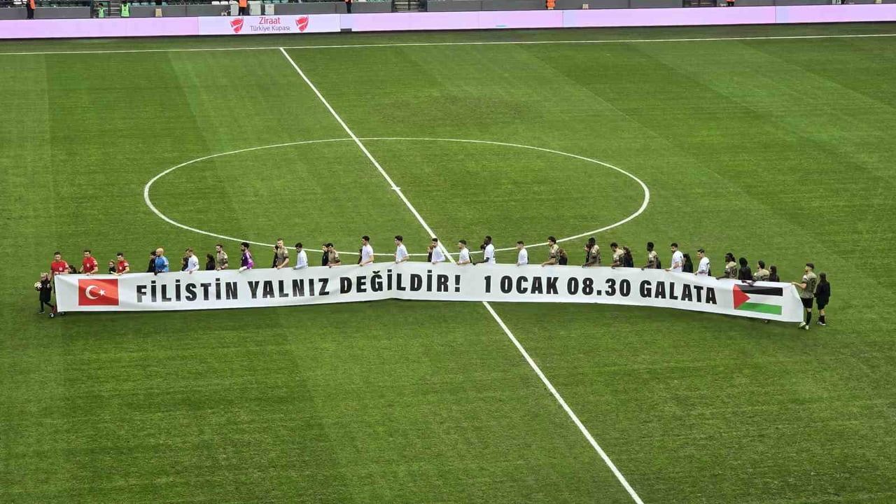 Kocaelispor-Erzurumspor maçında oyuncular seremoniye Filistin destek pankartıyla çıktı