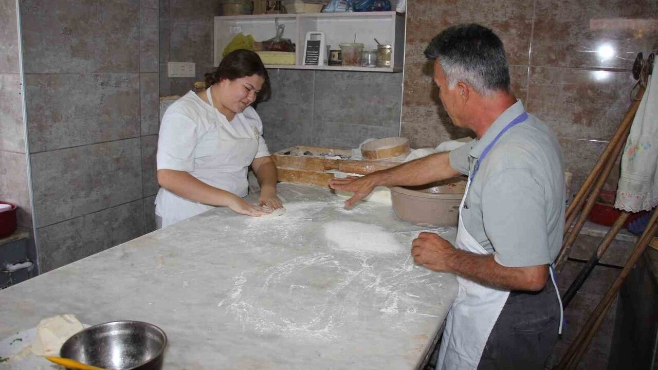 Koçarlı'da 45 yıllık pide ustası Hamit Tosun: Çıraklıktan patronluğa uzanan 'pideci okulu'